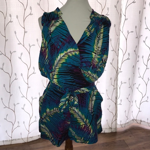 💜 Multicolored Sleeveless Romper with Pockets! - Picture 3 of 7